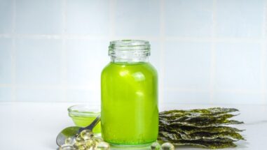 Zum Artikel: Algenöl: Glas mit grünen Algenöl und Kapseln mit Omega-3-Fettsäure