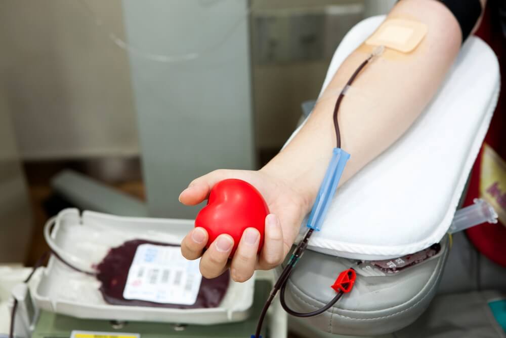 Thrombozytenspende / Frau beim Blut spenden