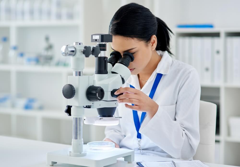 Ärztin untersucht DNA-Probe
