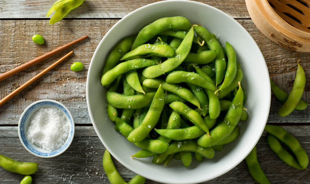 Edamame in einer weißen Schüssel