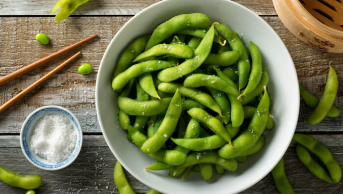 Edamame in einer weißen Schüssel