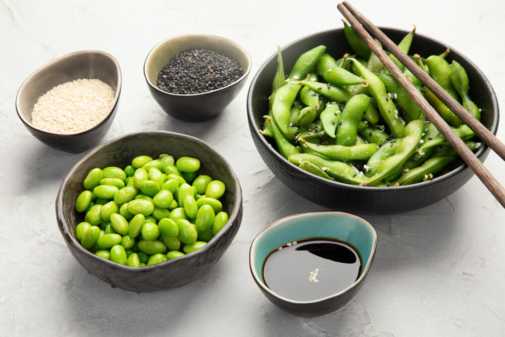 Edamame in einer Schüssel mit Meersalz. Ausgelöste Edamame in einer Schüssel extra