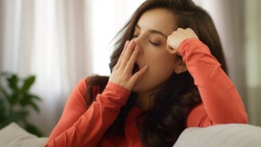 Zum Artikel: Eisenmangel: müde Frau auf dem Sofa