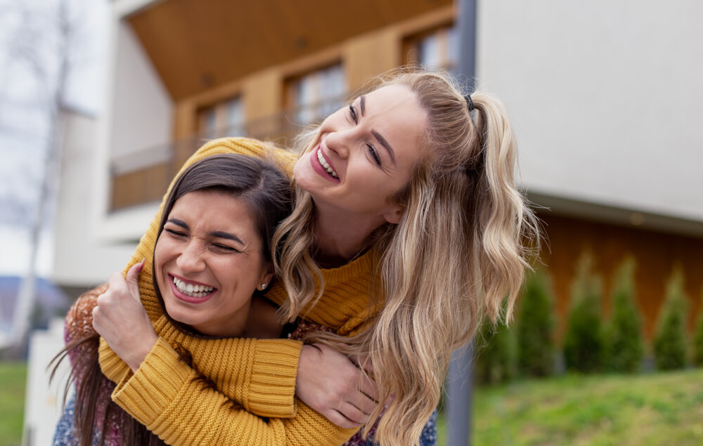 lachende junge Frauen