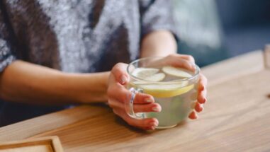 Zum Artikel: Frau hält Tee mit Zitrone