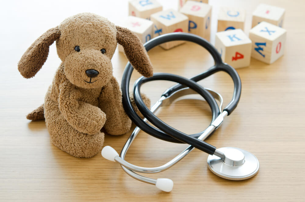 Kinderarzt: Stethoskop und ärztliches Equipment und Stofftier