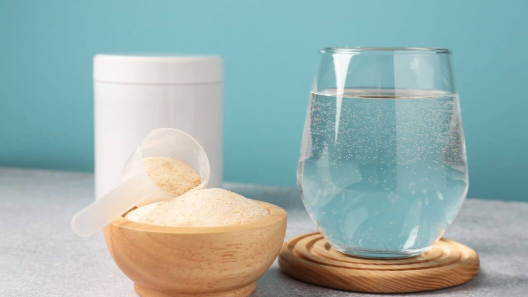 Kollagenpulver und ein Glas Wasser
