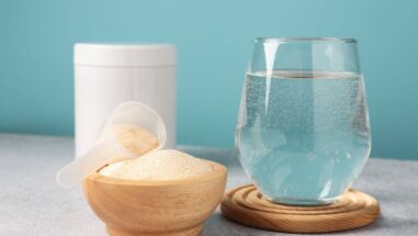Zum Artikel: Kollagenpulver und ein Glas Wasser