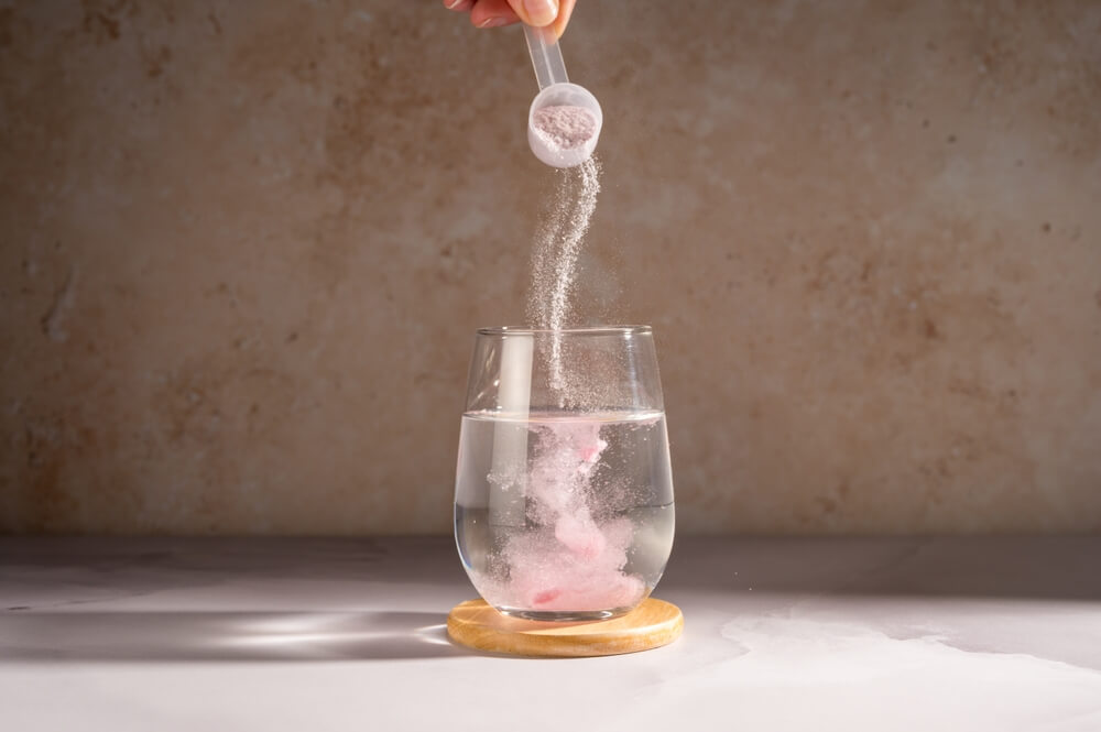 Magnesiumpulver wird in einem Glas mit Wasser aufgelöst