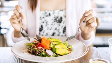 Zum Artikel: Frau isst eine gesunde Bowl mit Gemüse