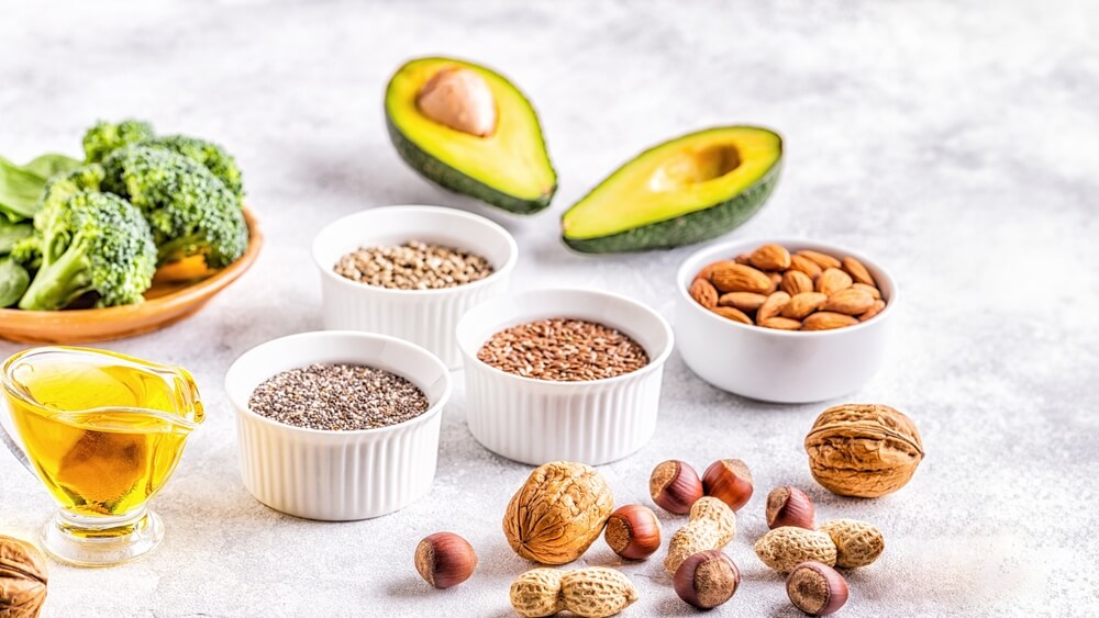 Omega-3 bei veganer Ernährung: Olivenöl, Leinsamen, Walnüsse, Brokkoli
