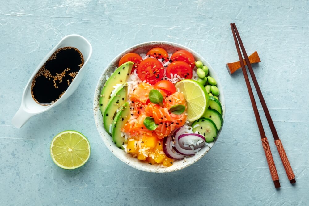 Poke Bowl mit rohem Lachs, Edamame, Reis und Mango