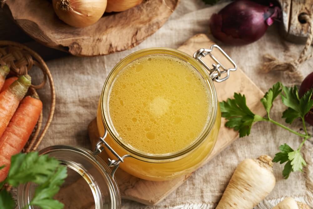 Knochenbrühe in einem Glas