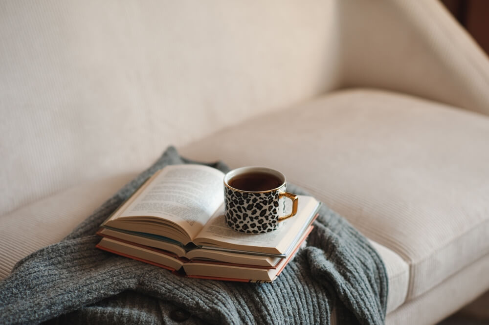 gute Schlafgewohnheiten: Buch und eine Tasse Tee