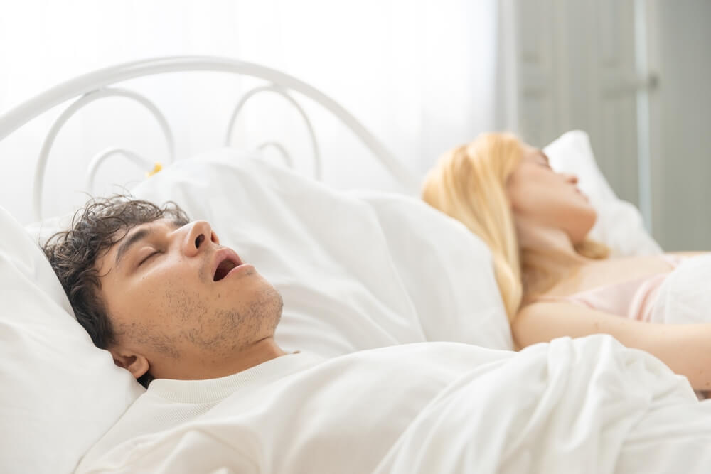 schnarchender Mann mit offenem Mund