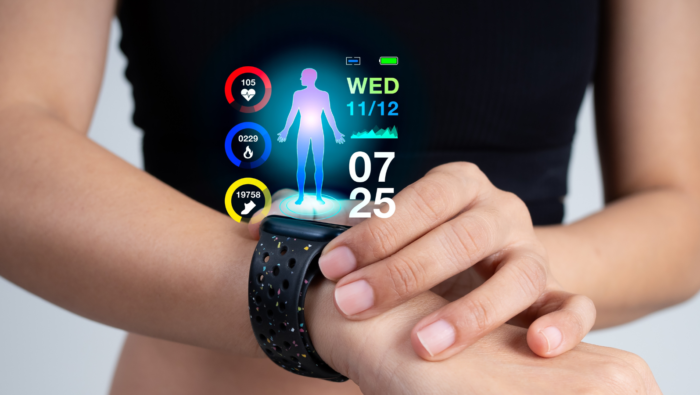 Frau mit Smarwatch und Messdaten