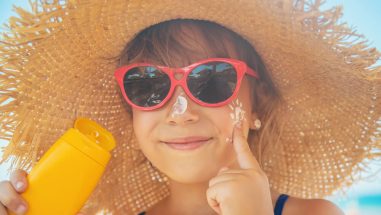Zum Artikel: Mädchen mit Sonnencreme im Gesicht