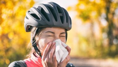 Zum Artikel: Frau mit Schnupfen während dem Radfahren