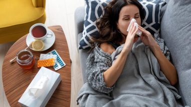 Zum Artikel: Frau liegt krank im Bett